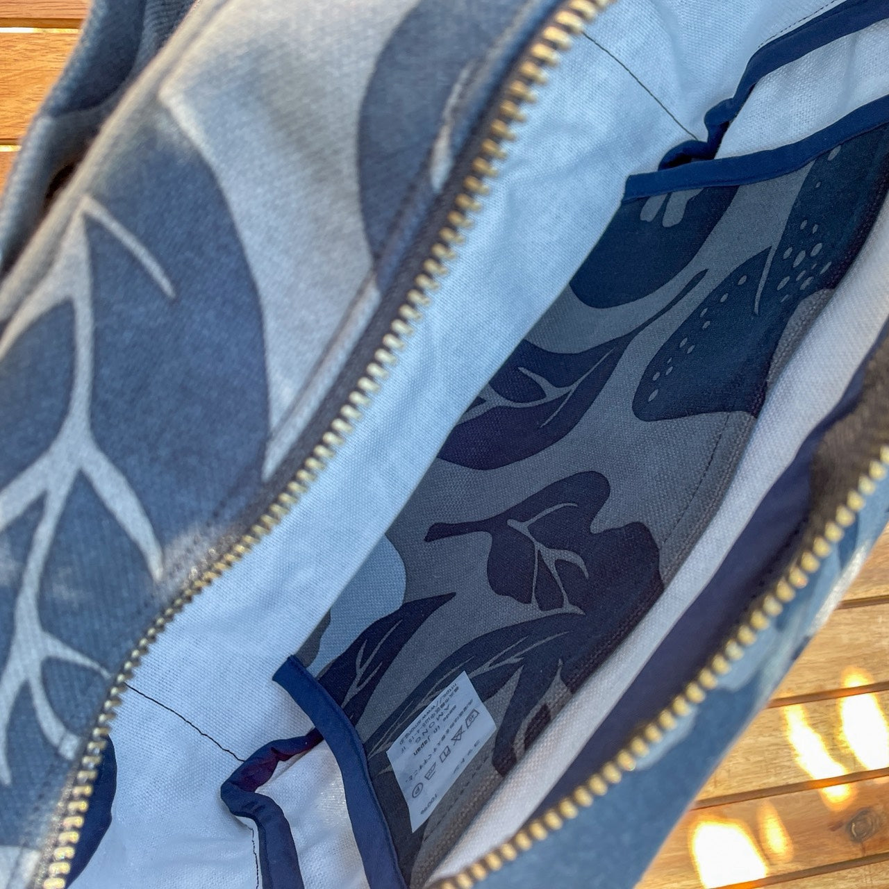 AMONG おでかけショルダーバッグ 桃栗三年柿八年 濃淡 濃い 日本製 綿 コットン100% 果物柄 ボタニカル 旅行用バッグ 