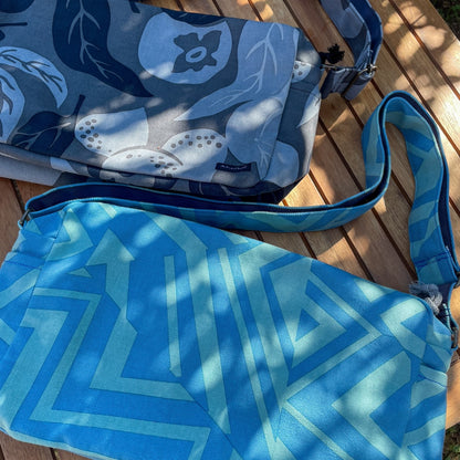 AMONG おでかけショルダーバッグ 桃栗三年柿八年 濃淡 淡い 日本製 綿 コットン100% 果物柄 ボタニカル 旅行用バッグ 