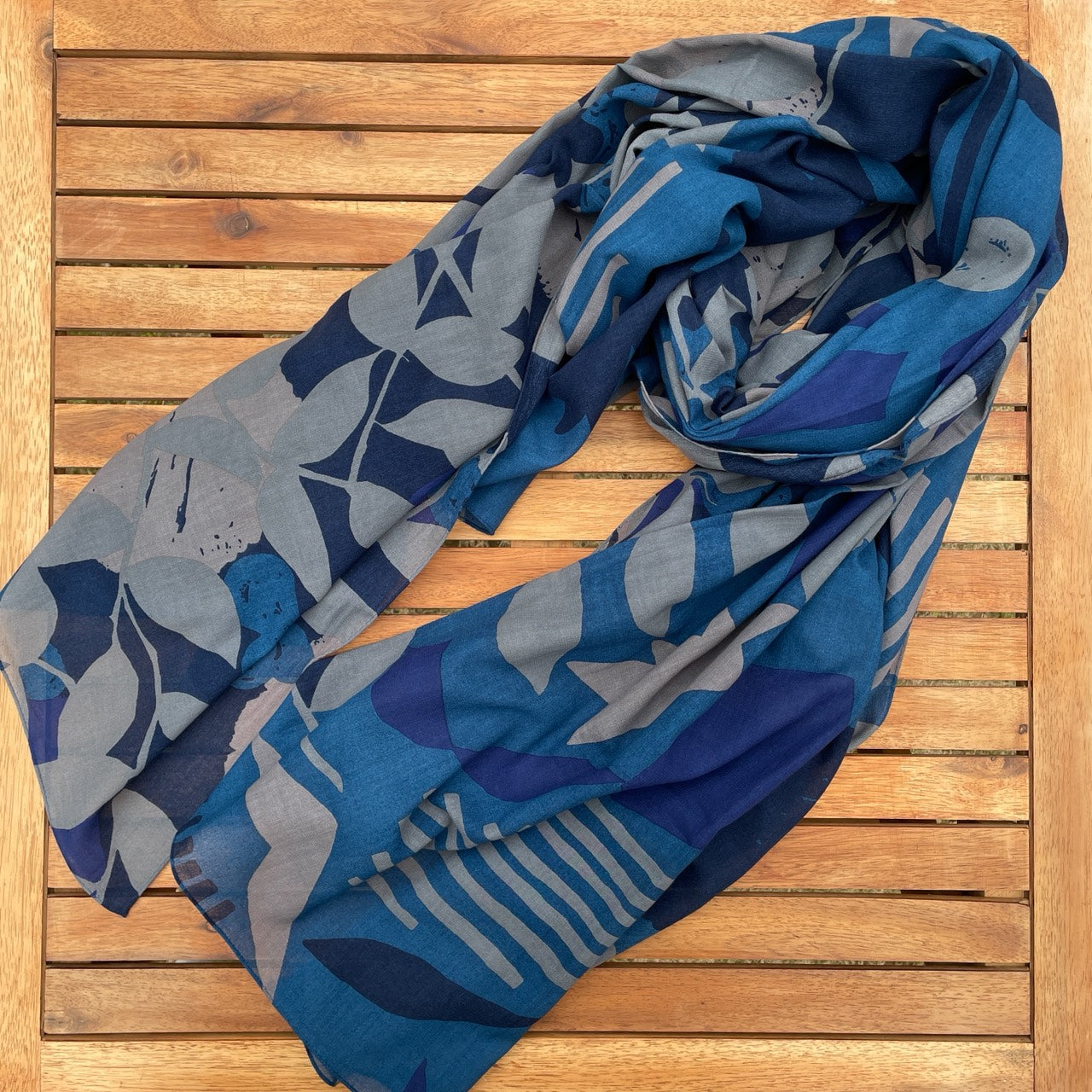 AMONG ストール テンキ 夜空 ネイビー 星空柄 夜空柄 天気 転機 日本製 デザインコットン 100% スカーフ シボ加工 レディース ボタニカル 自然 長方形 大判 大きい スカーフ しぼ加工