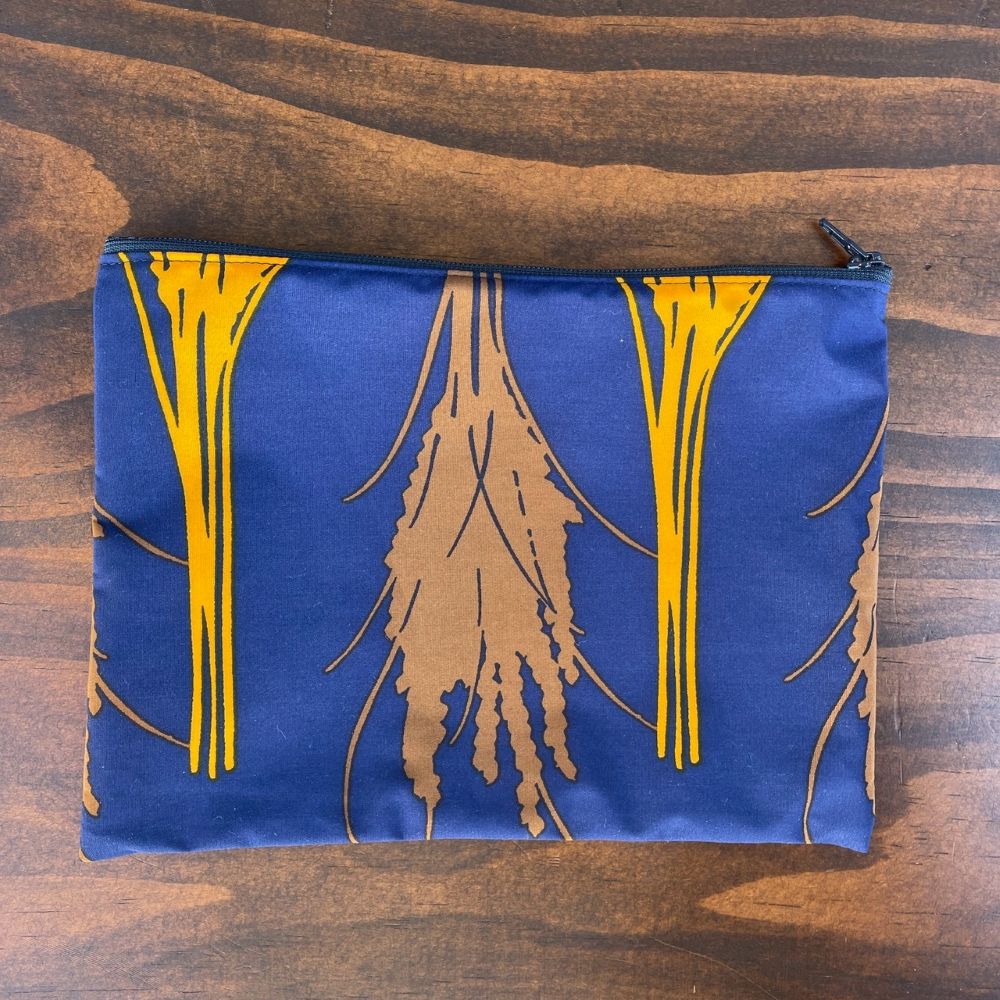 AMONG 撥水ポーチ イネ オイシイネ！ ブラウン×ネイビー×イエロー 稲柄 ポリエステル ポーチ 手捺染 日本製 手染め 手作り