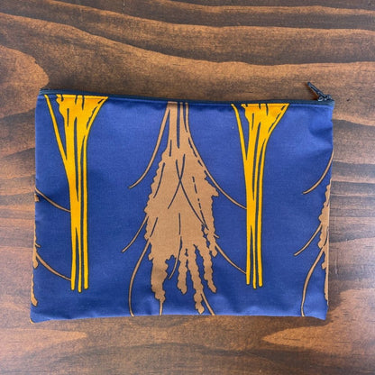 AMONG 撥水ポーチ イネ オイシイネ！ ブラウン×ネイビー×イエロー 稲柄 ポリエステル ポーチ 手捺染 日本製 手染め 手作り