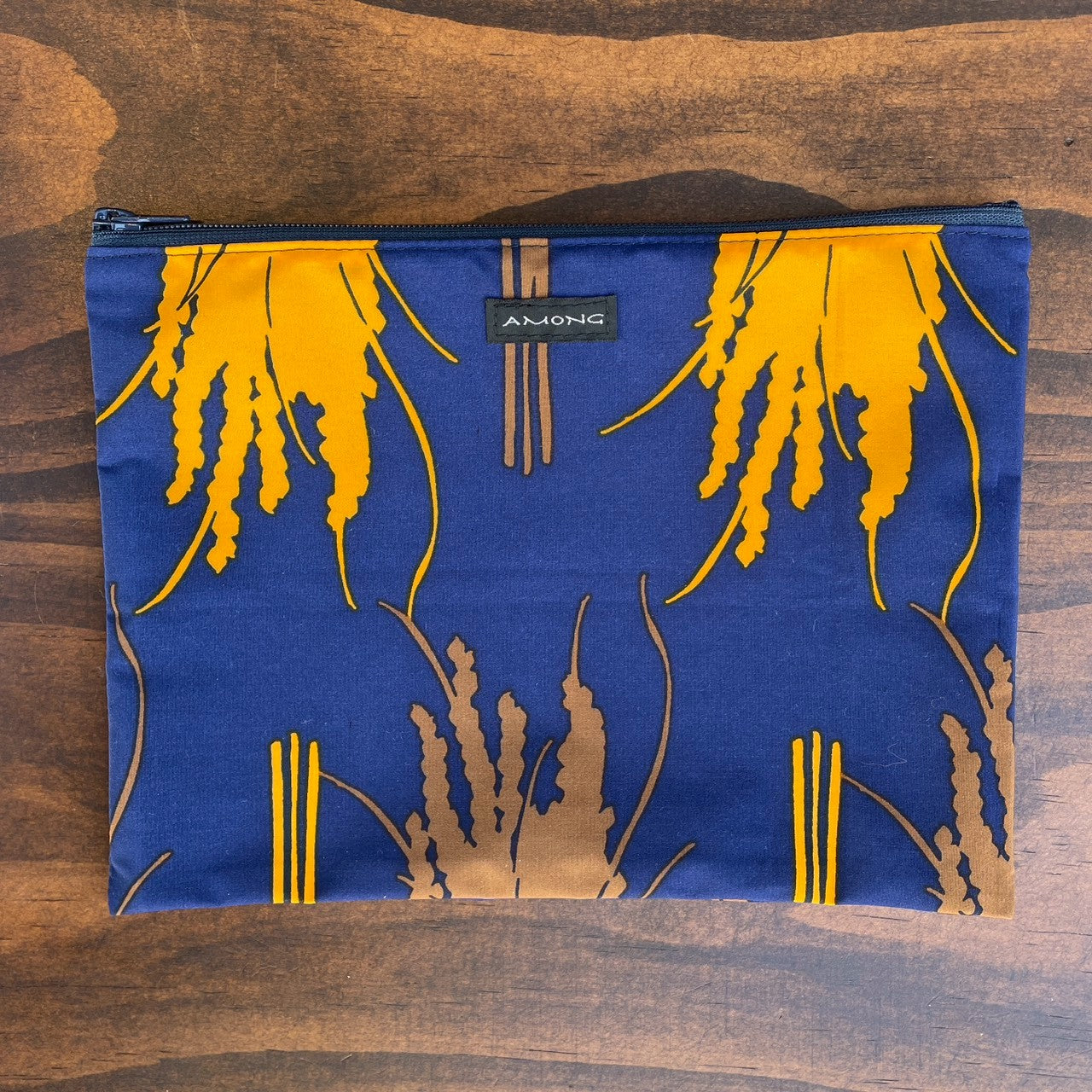AMONG 撥水ポーチ イネ オイシイネ！ ブラウン×ネイビー×イエロー 稲柄 ポリエステル ポーチ 手捺染 日本製 手染め 手作り