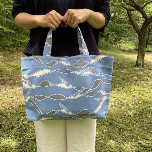 AMONGトートバッグ(M)「水を得た魚」Swim! ブルーベース – among-online