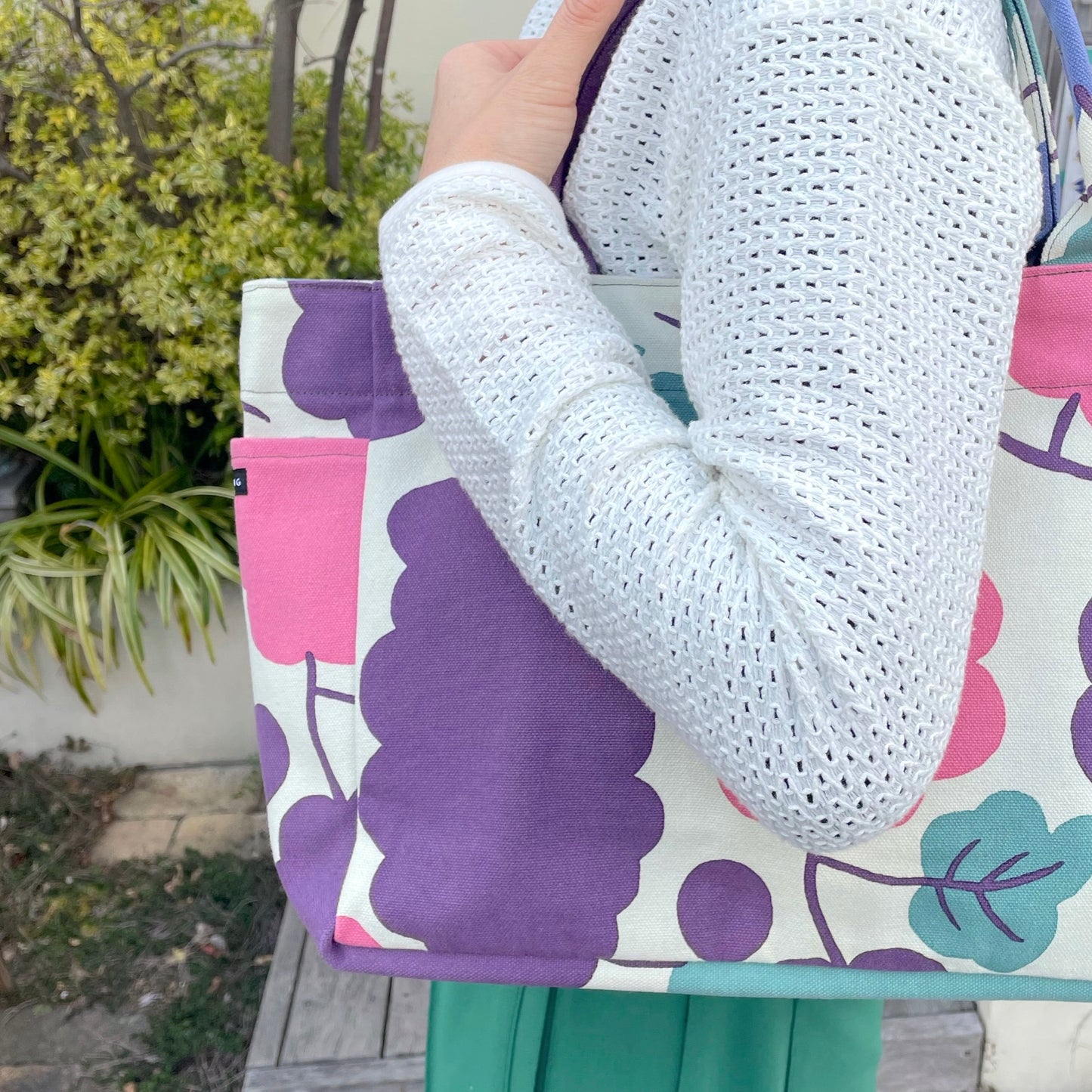 LAST1 ・Tote (M, with side pockets) “One grape?” Thank you_Tassel pattern